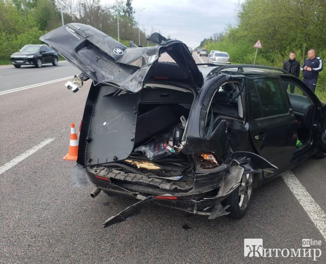 На трасі біля Житомира Honda врізалась у Skoda, яка потім зіткнулась з Mercedes: є потерпілий. ФОТО На трасі біля Житомира Honda врізалась у Skoda, яка потім зіткнулась з Mercedes: є потерпілий. ФОТО