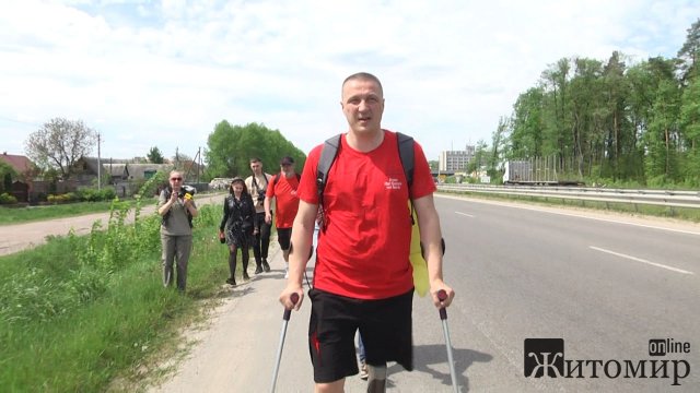 Олександр Швецов з Житомира вже здолав 54 км, мета - зібрати 3,6 млн грн для шпиталю Олександр Швецов з Житомира вже здолав 54 км, мета - зібрати 3,6 млн грн для шпиталю