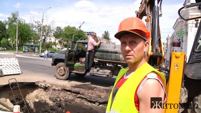 На Лятошинського в Житомирі реконструюють майже пів кілометра труб. ФОТО На Лятошинського в Житомирі реконструюють майже пів кілометра труб. ФОТО