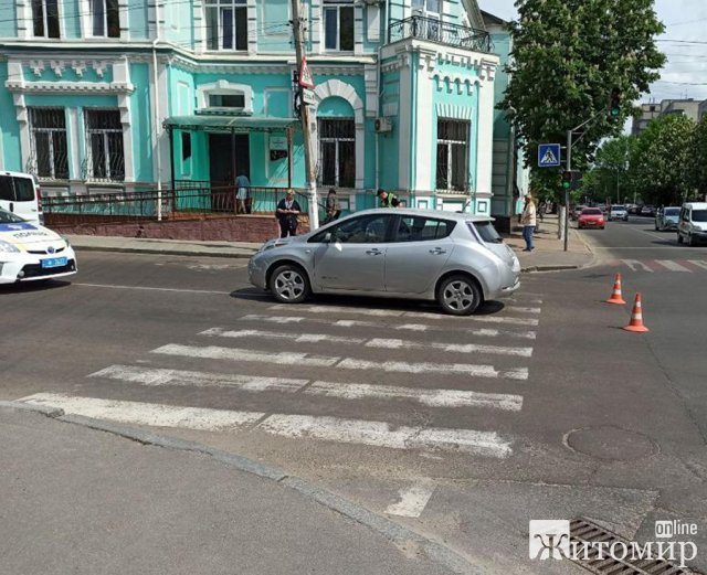 Біля дитячої поліклініки в Житомирі Nissan збив дівчину. ФОТО Біля дитячої поліклініки в Житомирі Nissan збив дівчину. ФОТО