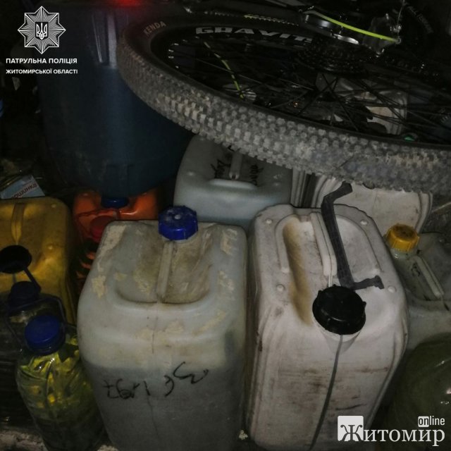 На одному з блокпостів у Житомирі патрульні затримали бус: водій перевозив пальне без документів. ФОТО На одному з блокпостів у Житомирі патрульні затримали бус: водій перевозив пальне без документів. ФОТО