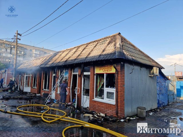 У місті на Житомирщині горів ринок: вогонь пошкодив продовольчі товари. ФОТО У місті на Житомирщині горів ринок: вогонь пошкодив продовольчі товари. ФОТО