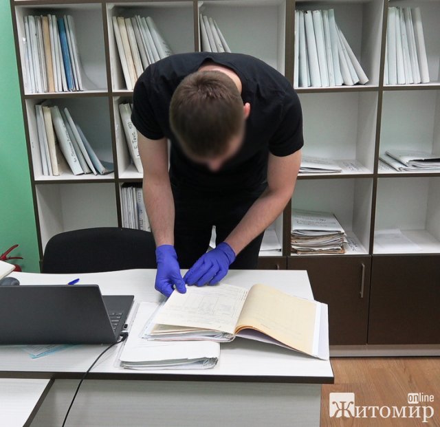 У Житомирі викрили групу осіб, які шахрайським шляхом заволоділи чужими квартирами. ФОТО У Житомирі викрили групу осіб, які шахрайським шляхом заволоділи чужими квартирами. ФОТО