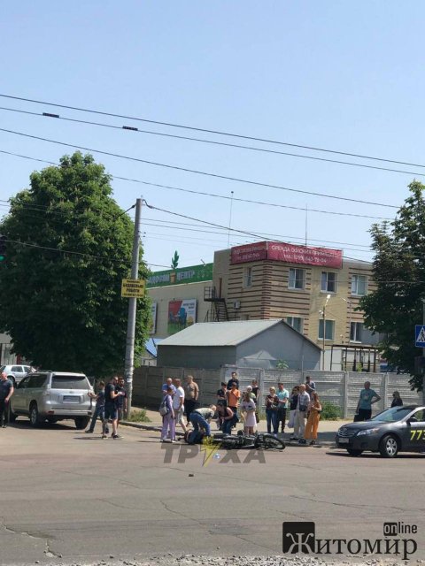 ДТП на перехресті в Житомирі: автівка збила мопедиста. ФОТО
