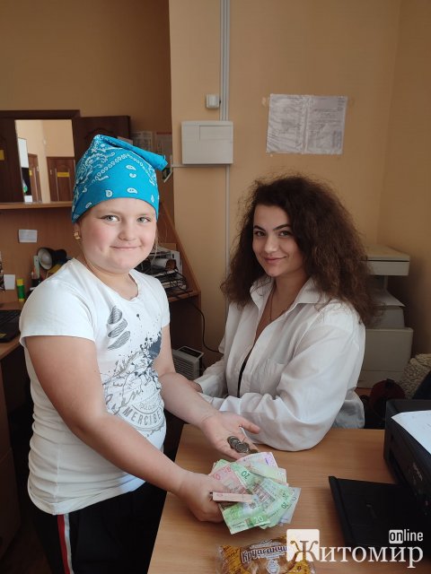 У Бердичеві дівчинка малює  картини та всі гроші від продажу передає на ЗСУ