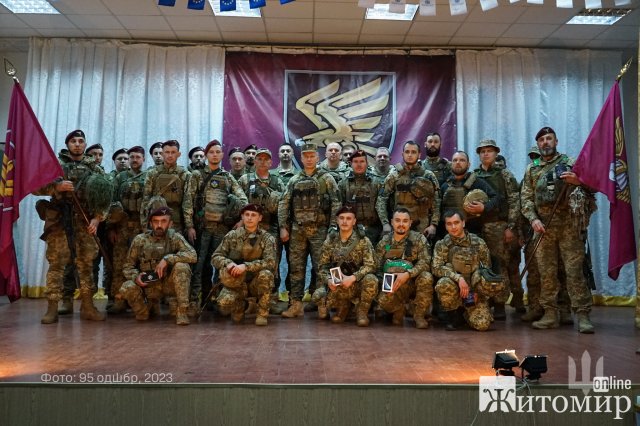 Командувач Сухопутних військ вручив нагороди та подарунки воїнам із житомирської бригади. ФОТО Командувач Сухопутних військ вручив нагороди та подарунки воїнам із житомирської бригади. ФОТО