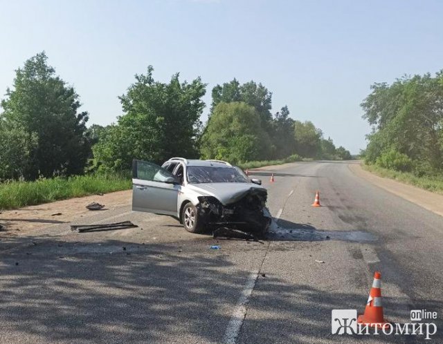 Неподалік Житомира Ford зіштовхнувся з Lanos: пасажирка однієї з автівок загинула на місці, а водій у лікарні. ФОТО Неподалік Житомира Ford зіштовхнувся з Lanos: пасажирка однієї з автівок загинула на місці, а водій у лікарні. ФОТО