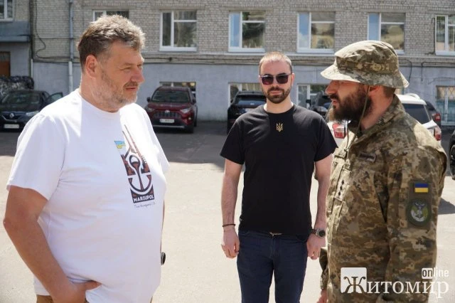 У Житомирі одному з розвідбатальйонів передали позашляховик. ФОТО
