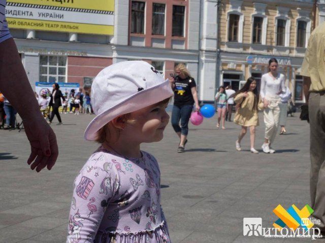 День захисту дітей на Михайлівській у Житомирі: гість свята - "двійник" пса Патрона. ФОТО День захисту дітей на Михайлівській у Житомирі: гість свята - "двійник" пса Патрона. ФОТО