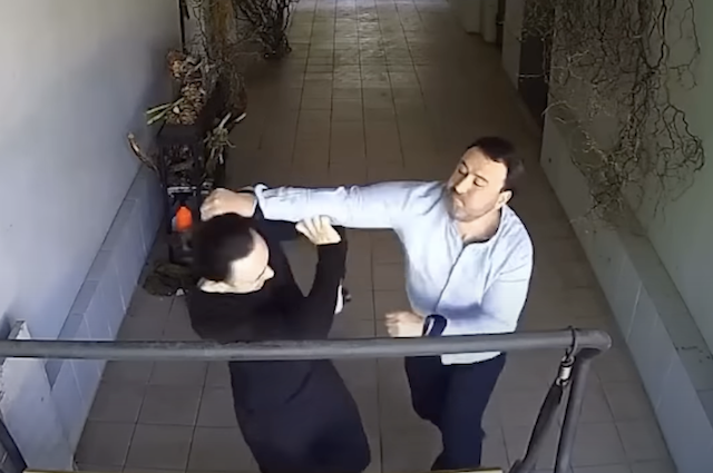 У центрі Житомира виник конфлікт між чоловіками, що призвів до спричинення погрому в квітковому магазині. ВІДЕО У центрі Житомира виник конфлікт між чоловіками, що призвів до спричинення погрому в квітковому магазині. ВІДЕО