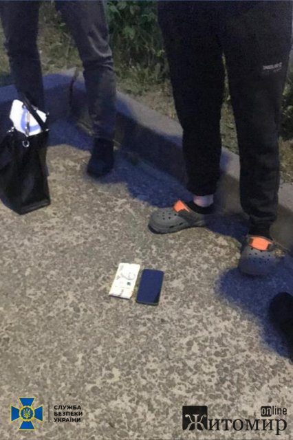 У Бердичеві затримали іноземця, який за понад 3 тис. доларів відправляв військовозобов У Бердичеві затримали іноземця, який за понад 3 тис. доларів відправляв військовозобов