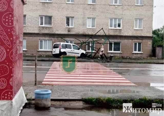 У Малині автомобіль врізався у зупинку громадського транспорту, постраждала жінка. ФОТО У Малині автомобіль врізався у зупинку громадського транспорту, постраждала жінка. ФОТО
