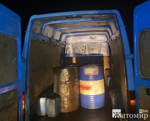 На Житомирщині поліцейські зупинили бус: водій перевозив 850 л дизпалива без належних документів. ФОТО На Житомирщині поліцейські зупинили бус: водій перевозив 850 л дизпалива без належних документів. ФОТО