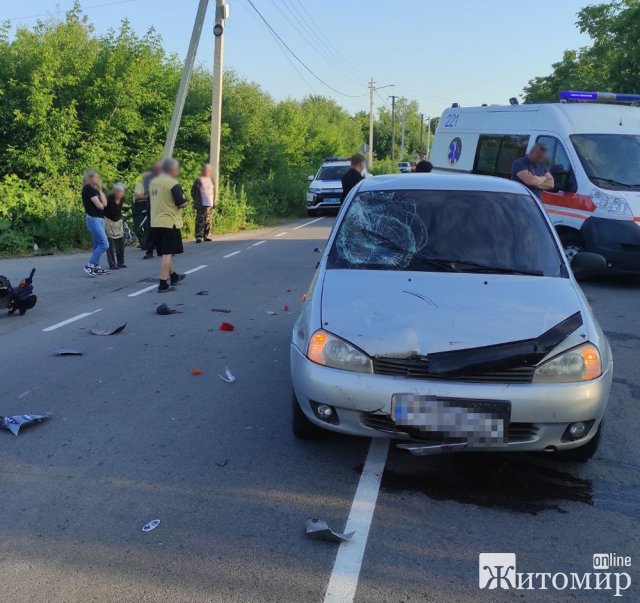 У селі Бердичівського району зіштовхнулись мопед та авто: травмувались водій двоколісника та дитина. ФОТО У селі Бердичівського району зіштовхнулись мопед та авто: травмувались водій двоколісника та дитина. ФОТО