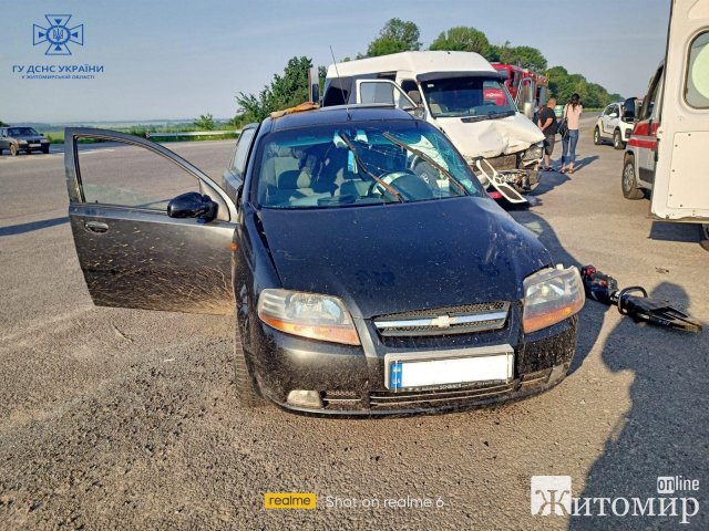 У Житомирському районі мікроавтобус зіштовхнувся з Chevrolet: рятувальники деблокували з автівки жінку. ФОТО У Житомирському районі мікроавтобус зіштовхнувся з Chevrolet: рятувальники деблокували з автівки жінку. ФОТО