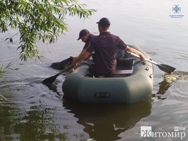У селищі на Житомирщині рятувальники витягнули з водойми тіло чоловіка. ФОТО У селищі на Житомирщині рятувальники витягнули з водойми тіло чоловіка. ФОТО