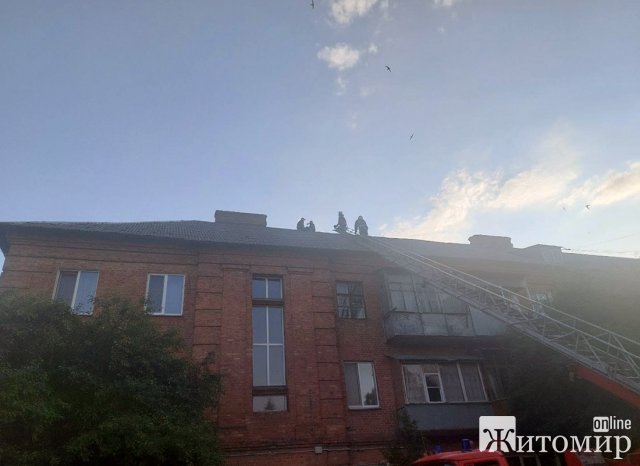 У Бердичеві жінка хотіла стрибнути з даху будинку. ФОТО У Бердичеві жінка хотіла стрибнути з даху будинку. ФОТО