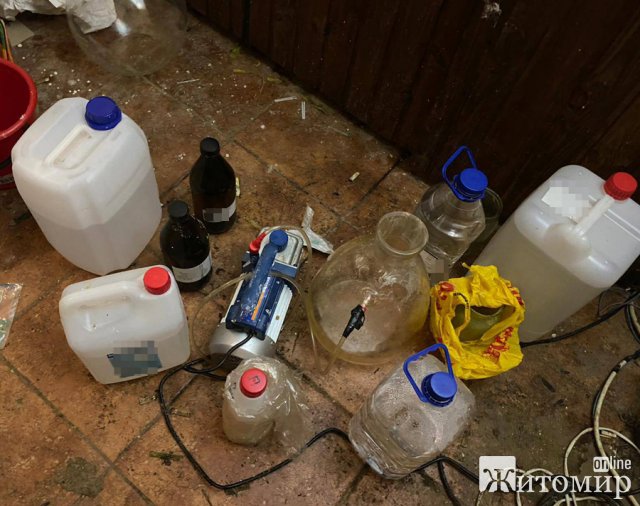 У селі біля Житомира знайшли «домашню лабораторію» з виробництва психотропу: вартість вилученого – близько 1 млн грн. ФОТО У селі біля Житомира знайшли «домашню лабораторію» з виробництва психотропу: вартість вилученого – близько 1 млн грн. ФОТО