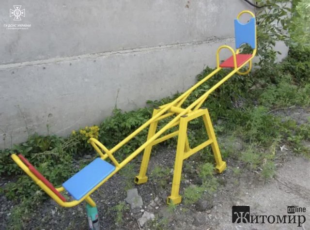 У Бердичеві нога дитини застрягла в конструкції гойдалки: з пастки звільняли рятувальники У Бердичеві нога дитини застрягла в конструкції гойдалки: з пастки звільняли рятувальники