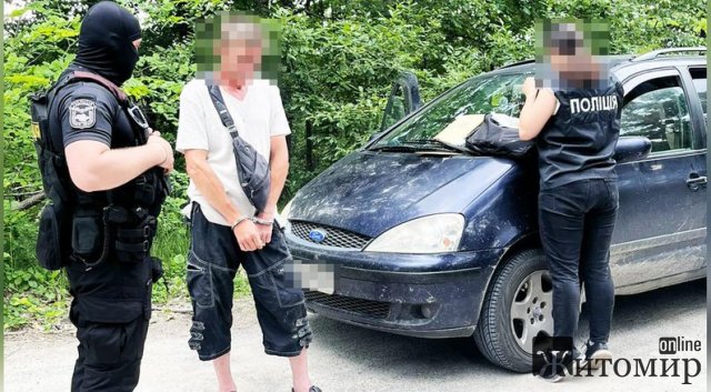 У Житомирській області затримали чоловіка, який приторговував зброєю. ФОТО У Житомирській області затримали чоловіка, який приторговував зброєю. ФОТО