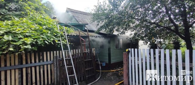 У Бердичеві горів фасад дев’ятиповерхового будинку. ФОТО