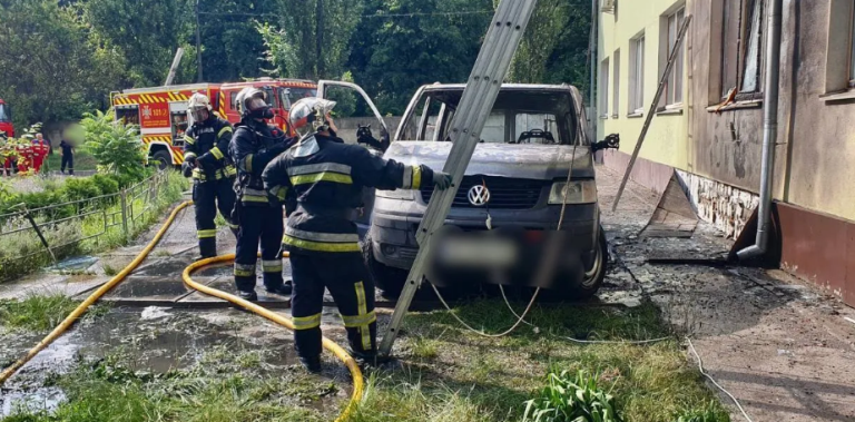 У Броварах згорів автомобіль: власник заряджав акумулятор через подовжувач, протягнутий з п’ятого поверху будинку У Броварах згорів автомобіль: власник заряджав акумулятор через подовжувач, протягнутий з п’ятого поверху будинку