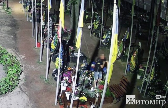 Поліцейські розшукали 48-річного житомирянина, який на військовому кладовищі вкрав лампадки та прапори. ФОТО