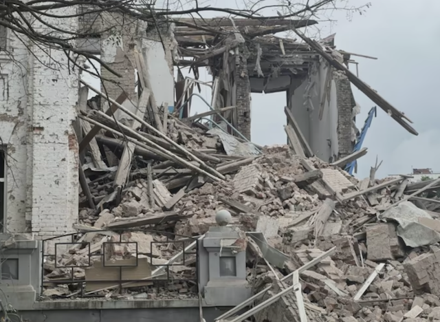 Окупанти вдарили по Оріхову, коли там видавали гумдопомогу: 4 загиблих Окупанти вдарили по Оріхову, коли там видавали гумдопомогу: 4 загиблих
