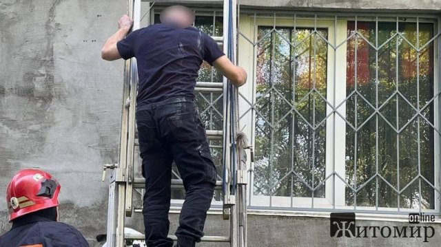 У Бердичеві рятували чоловіка, який з 5-го поверху спускався на простирадлах. ФОТО У Бердичеві рятували чоловіка, який з 5-го поверху спускався на простирадлах. ФОТО