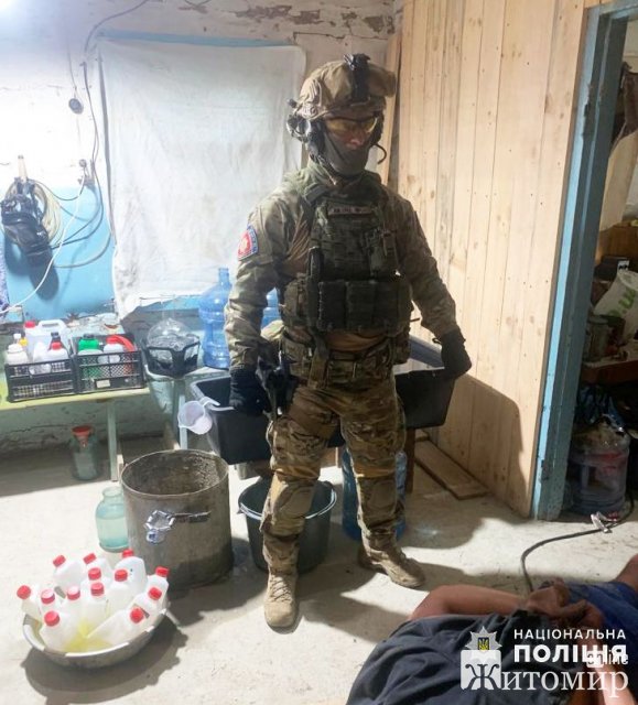 В одному з нежитлових будинків на Житомирщині двоє "ділків" виготовляли амфетамін, а потім збували. ФОТО В одному з нежитлових будинків на Житомирщині двоє "ділків" виготовляли амфетамін, а потім збували. ФОТО