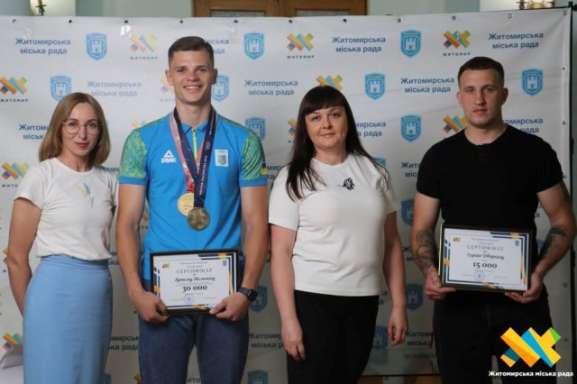 Чемпіон світу з кікбоксингу Артем Мельник та його тренер отримали грошові сертифікати Чемпіон світу з кікбоксингу Артем Мельник та його тренер отримали грошові сертифікати