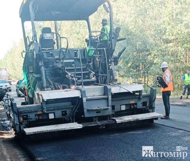 На Житомирщині латають ями на дорозі Малин-Кочерів На Житомирщині латають ями на дорозі Малин-Кочерів