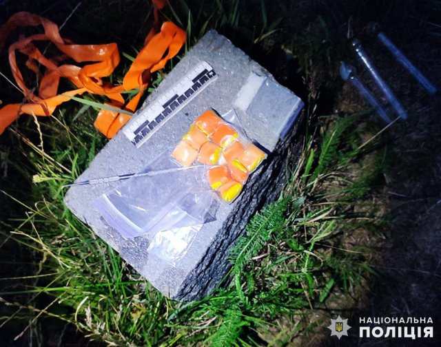 На околиці Житомира поліцейські затримали жителя Миколаєва, який робив наркозакладки. ФОТО На околиці Житомира поліцейські затримали жителя Миколаєва, який робив наркозакладки. ФОТО