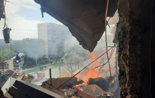 Ракети влучили у 9-поверхівку та навчальний заклад в Кривому Розі, 4 загиблих і 53 поранених: стався обвал Ракети влучили у 9-поверхівку та навчальний заклад в Кривому Розі, 4 загиблих і 53 поранених: стався обвал