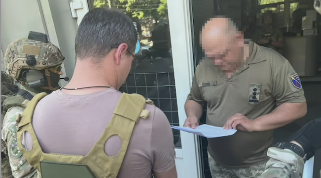 За час воєнного стану придбав майна на $350 тисяч: ще в одного військкома обшуки За час воєнного стану придбав майна на $350 тисяч: ще в одного військкома обшуки