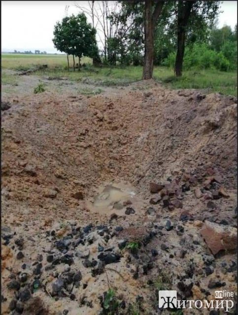 На півночі Житомирщини блискавка потрапила у замінований відрізок дороги. ФОТО На півночі Житомирщини блискавка потрапила у замінований відрізок дороги. ФОТО