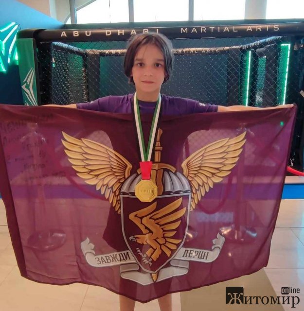 Чемпіонка світу зі змішаних бойових мистецтв привезла із собою на змагання прапор житомирської 95 бригади Чемпіонка світу зі змішаних бойових мистецтв привезла із собою на змагання прапор житомирської 95 бригади