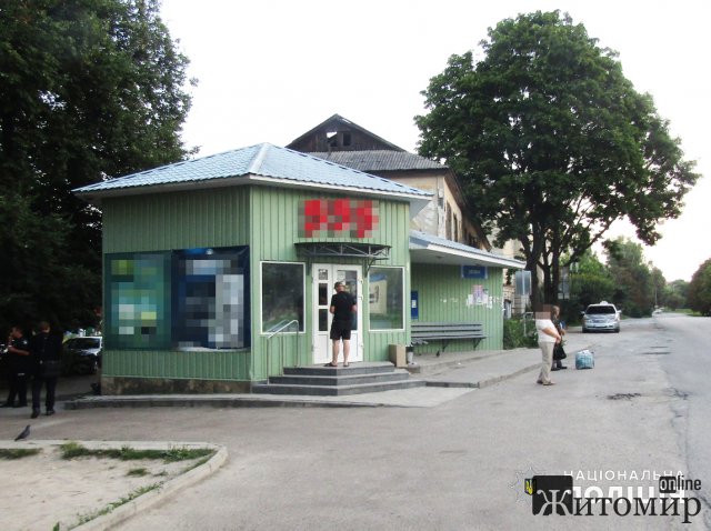 У Звягелі біля магазину поконфліктували дві компанії: з ножовим пораненням госпіталізували хлопця. ФОТО У Звягелі біля магазину поконфліктували дві компанії: з ножовим пораненням госпіталізували хлопця. ФОТО
