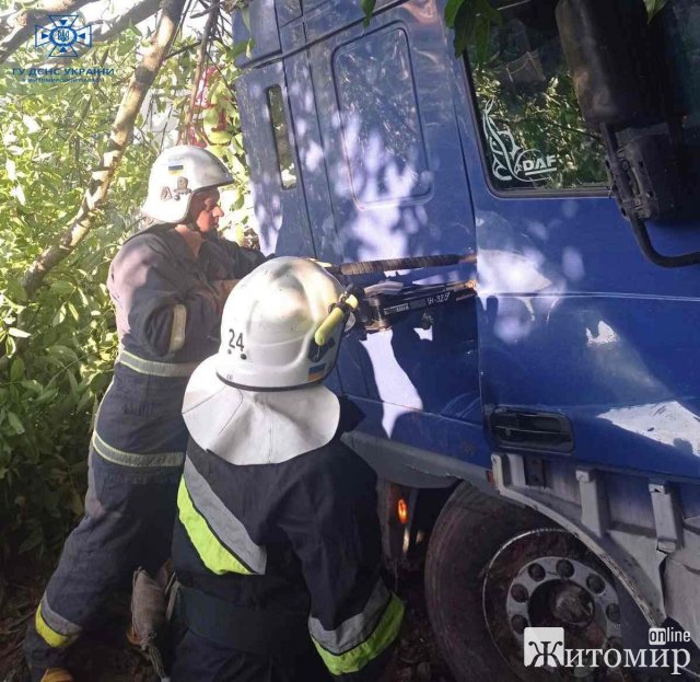 У селі на Житомирщині травмованого у ДТП водія довелося деблокувати з кабіни вантажівки. ФОТО У селі на Житомирщині травмованого у ДТП водія довелося деблокувати з кабіни вантажівки. ФОТО