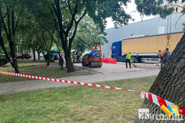 У Житомирі на Покровській почали розвантажувати блоки для модульного укриття. ФОТО У Житомирі на Покровській почали розвантажувати блоки для модульного укриття. ФОТО