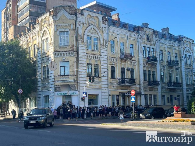 Черга до секонд-хенду у Житомирі сьогодні зранку. ФОТО