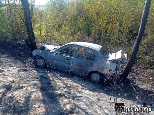 На автодорозі у Звягельському районі ЗАЗ з’їхав у кювет, перекинувся і спалахнув. ФОТО На автодорозі у Звягельському районі ЗАЗ з’їхав у кювет, перекинувся і спалахнув. ФОТО