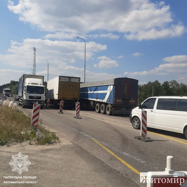 На автодорозі в Житомирській області зламалась вантажівка: частково перекриту трасу. ФОТО На автодорозі в Житомирській області зламалась вантажівка: частково перекриту трасу. ФОТО