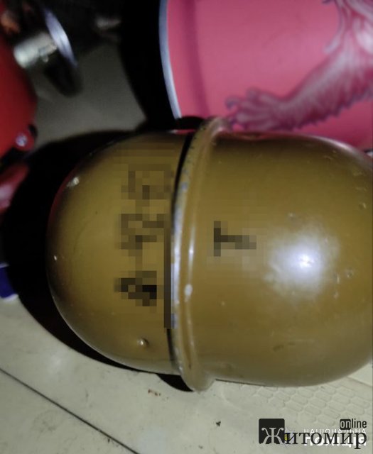 Житомирянину повідомили про підозру у незаконному зберіганні боєприпаса та зброї. ФОТО Житомирянину повідомили про підозру у незаконному зберіганні боєприпаса та зброї. ФОТО