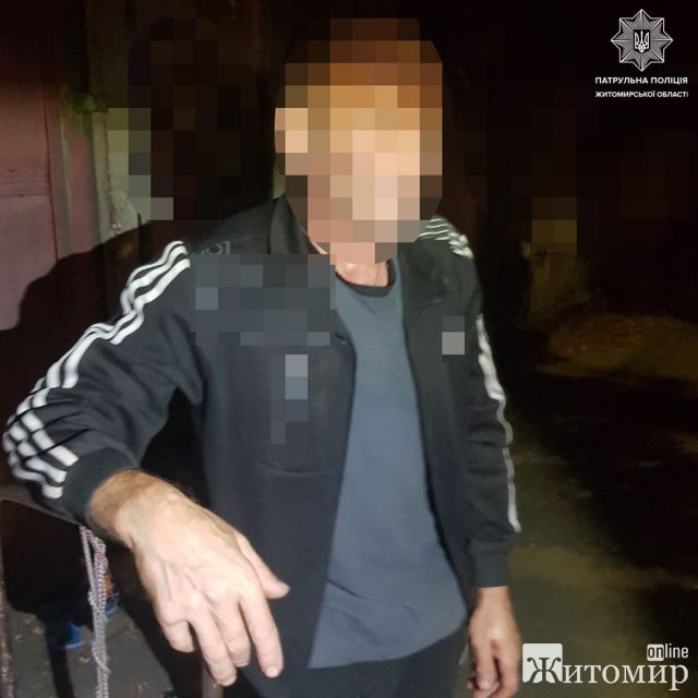 На Польовій житомирські правоохоронці затримали чоловіка з ножем, а на Короленка - хулігана з гачком. ФОТО На Польовій житомирські правоохоронці затримали чоловіка з ножем, а на Короленка - хулігана з гачком. ФОТО