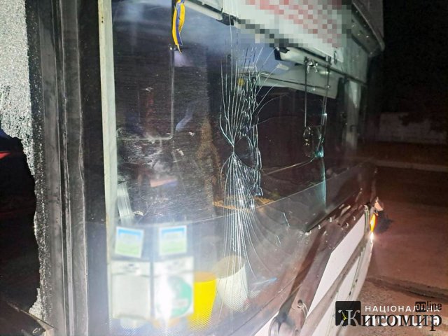 На проспекті Миру в Житомирі автобус наїхав на чоловіка: встановлюють особу травмованого. ФОТО На проспекті Миру в Житомирі автобус наїхав на чоловіка: встановлюють особу травмованого. ФОТО