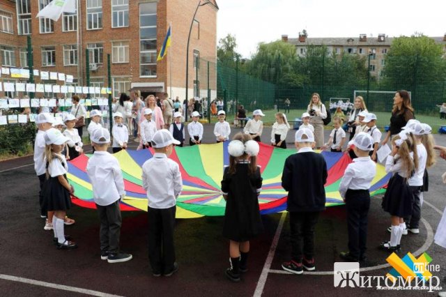 Цього року родина першачків у житомирському ліцеї №3 поповнилась понад сотнею діток. ФОТО Цього року родина першачків у житомирському ліцеї №3 поповнилась понад сотнею діток. ФОТО
