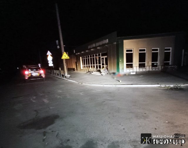 У Коростені поліцейські знайшли непритомним водія мопеда: лікарі констатували смерть. ФОТО У Коростені поліцейські знайшли непритомним водія мопеда: лікарі констатували смерть. ФОТО