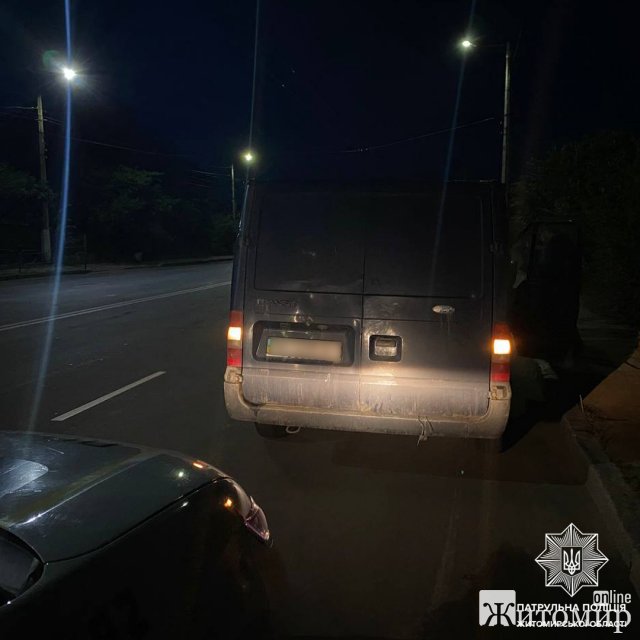 На Покровській в Житомирі за порушення ПДР патрульні зупинили Ford: агрегати номерів - підроблені. ФОТО На Покровській в Житомирі за порушення ПДР патрульні зупинили Ford: агрегати номерів - підроблені. ФОТО