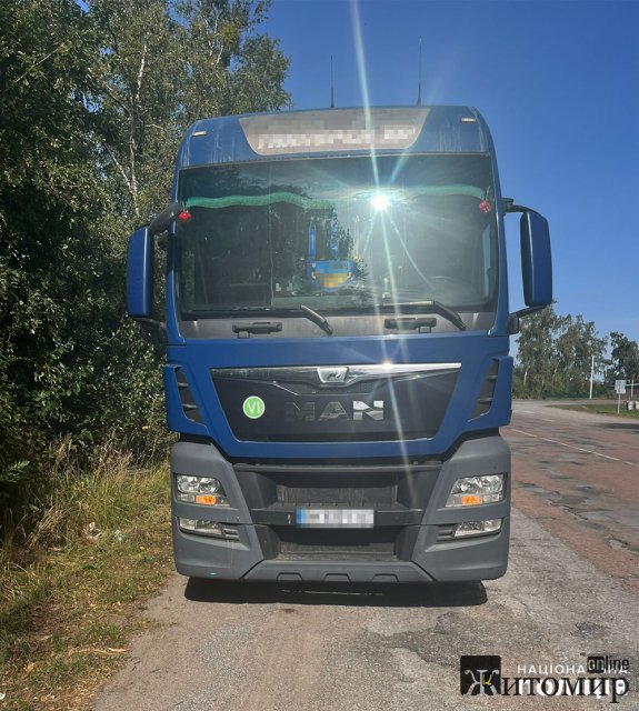 У селищі Ємільчинської громади поліцейські зупинили MAN: на соснових колодах не було належного маркування. ФОТО У селищі Ємільчинської громади поліцейські зупинили MAN: на соснових колодах не було належного маркування. ФОТО